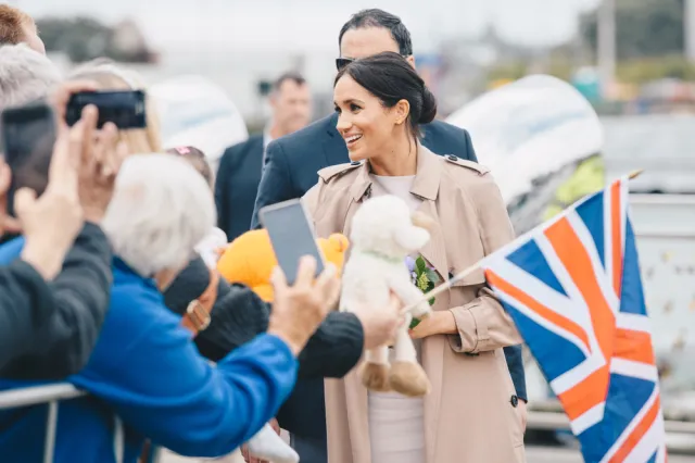 Fortuna i biżuteria, które przyprawiają o zawrót głowy. Oto, co może odziedziczyć dziecko Harry'ego i Meghan