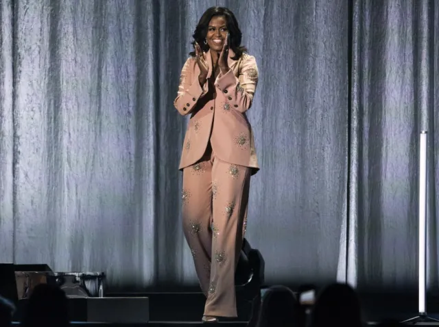 Świetna stylizacja i odrzucający manicure. Michelle Obama na promocji swojej książki w Kopenhadze. FOTO