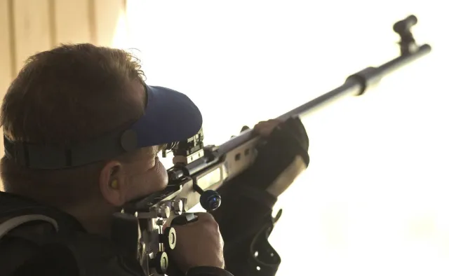 Każdy strzelać może? MON rozbudowuje program "Strzelnica w powiecie"