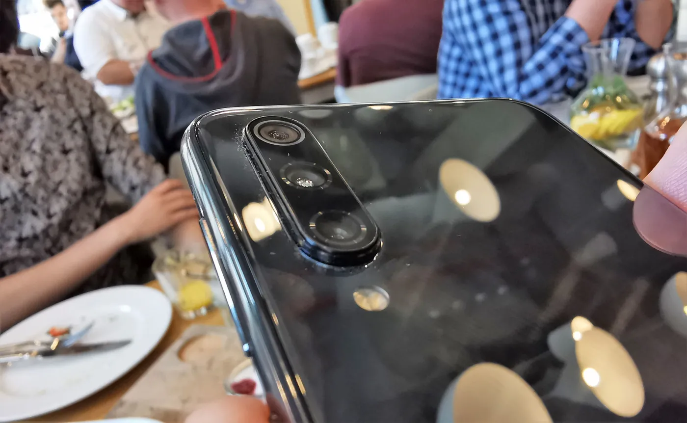 12270519-xiaomi-mi9-se.jpg
