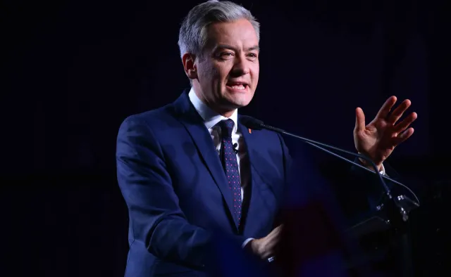 Przemoc domowa w rodzinie Roberta Biedronia. Jest OŚWIADCZENIE lidera Wiosny i jego matki