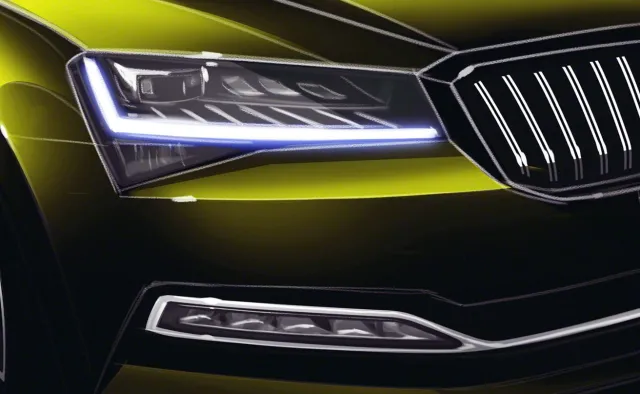 Skoda Superb z nową twarzą wjeżdża na polskie drogi. Pierwszy raz jako hybryda
