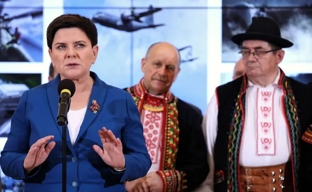 Szydło ostrzega: Tusk przyjeżdża do Polski i sieje wiatr. Przyjeżdża by burzyć i atakować rząd