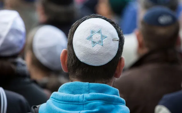 Sposób Niemców na narastający antysemityzm? Rząd odradza Żydom... noszenie jarmułek