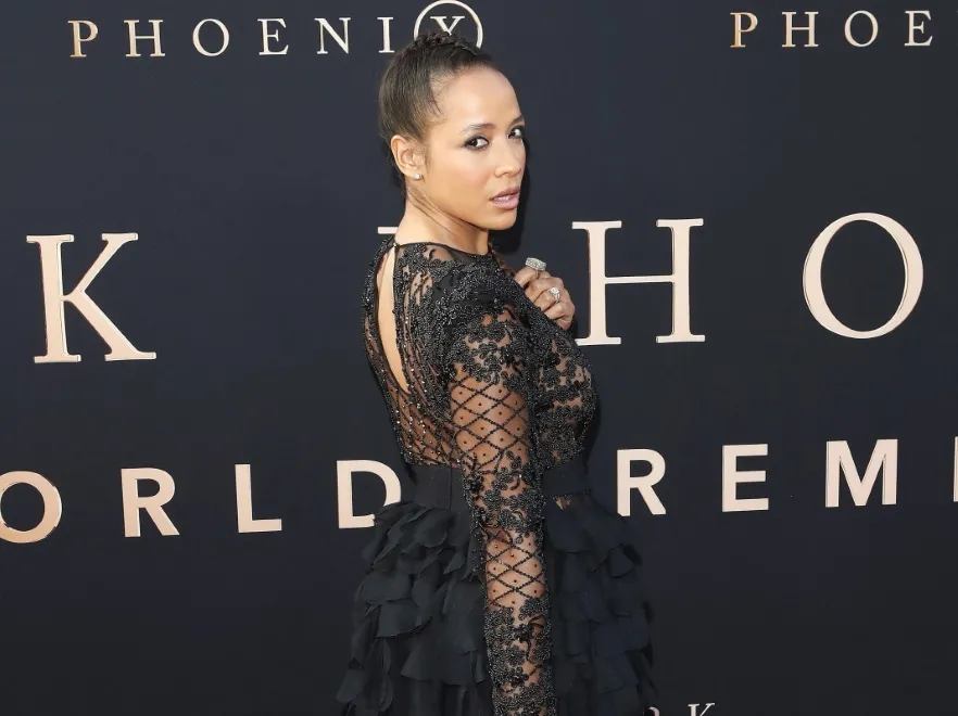 Tył przeciętny, a z przodu tylko zaklejone sutki. Aktorka podniosła temperaturę na premierze "Mrocznej Phoenix". FOTO