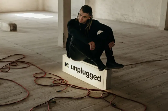 Kamil Bednarek z albumem nagranym w ramach cyklu MTV Unplugged