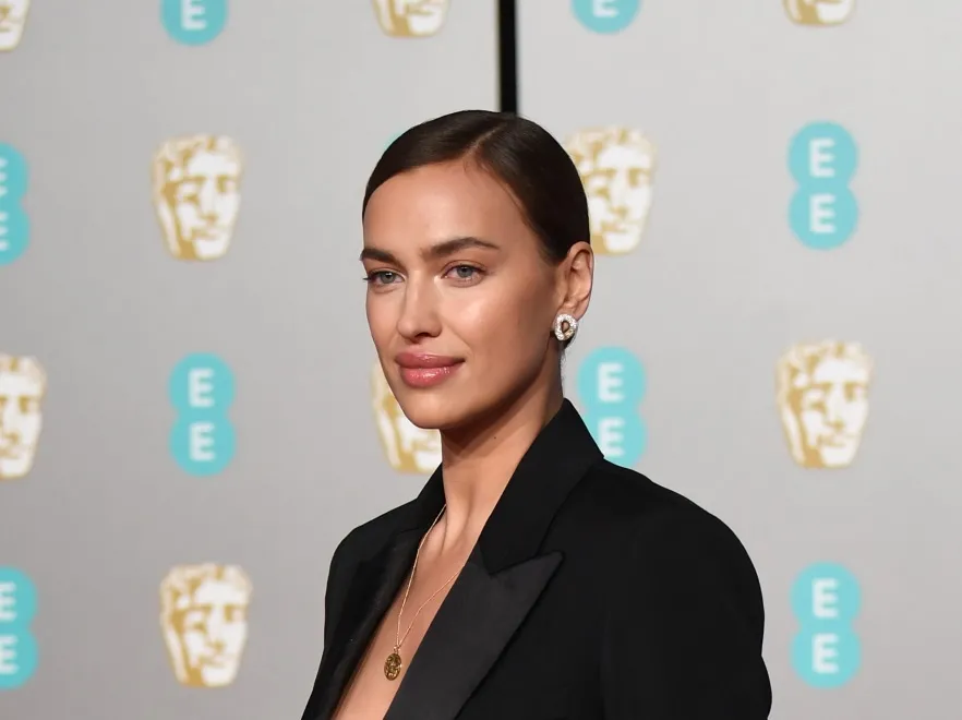 Marynarka z dekoltem do pępka, a pod nią NIC. Irina Shayk skutecznie kusiła nagimi piersiami na gali BAFTA. FOTO