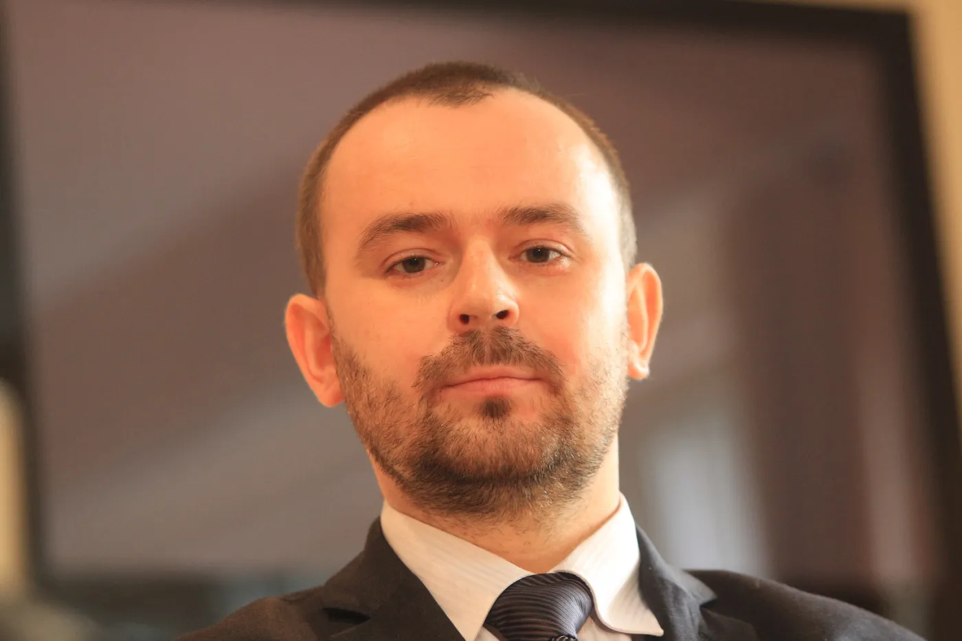 Mucha o zarobkach w NBP: Jak na polskie standardy, są bardzo wysokie