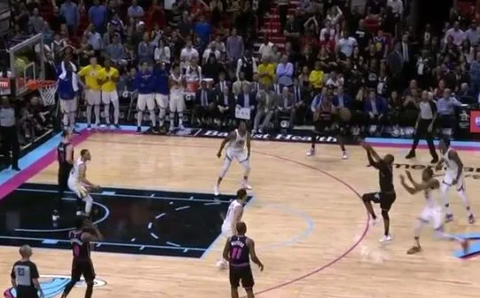 Ten rzut przejdzie do historii NBA. Zobacz ekwilibrystyczne trafienie Wade'a