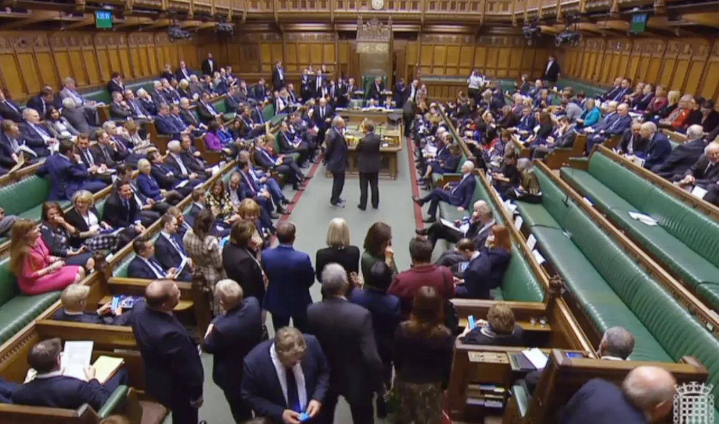 Blamaż, klapa, wtopa, żenada... Brexit, czyli Benny Hill na kwasie