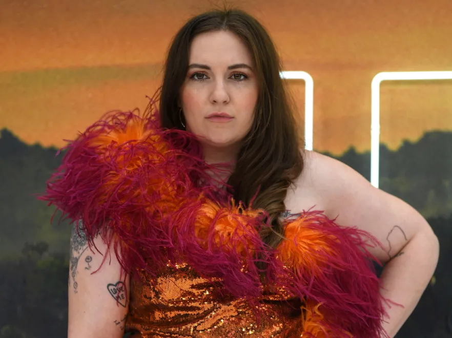 Lena Dunham pokazała niedoskonałe ciało i... molestowała (!) Brada Pitta na premierze w Londynie. FOTO