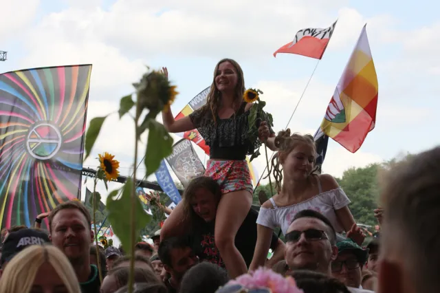 Godzina W, tęczowe flagi i setki tysięcy fanów. Tak wygląda Pol'and'Rock Festival 2019 [FOTO]