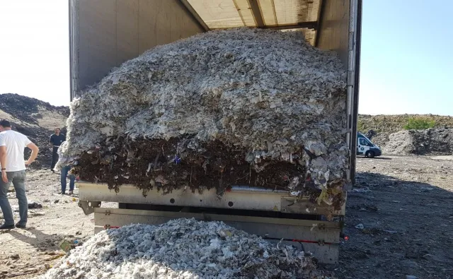 Powstrzymany przemyt odpadów z Niemiec. Policja zatrzymała ciężarówkę ze śmieciami na autostradzie