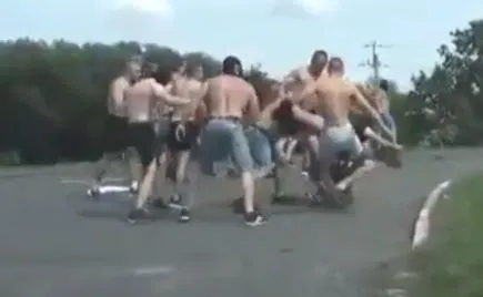 Sceny jak pod Grunwaldem. Kibole zrobili sobie ustawkę i staranowali radiowóz [WIDEO]