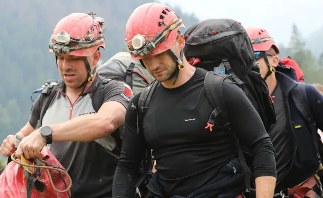 Akcja ratunkowa w Jaskini Wielkiej Śnieżnej w Tatrach. TOPR: Szanse na przeżycie grotołazów minimalne