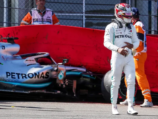 Hamilton roztrzaskał bolid na trzecim treningu. Kubica wyprzedził Albona [WIDEO]