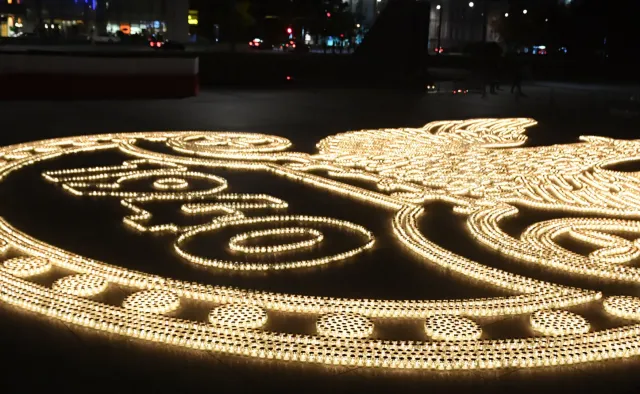 "Iskra pamięci". Mieszkańcy stolicy uczcili pamięć ofiar katyńskich