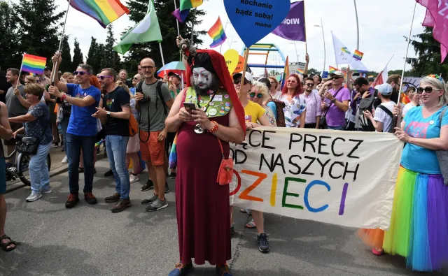 "Ręce precz od naszych dzieci", czyli Marsz Równości w Rzeszowie. W stronę uczestników poleciały jajka [ZDJĘCIA]