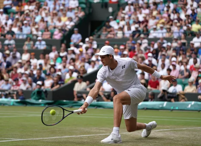 Hurkacz na Wimbledonie postawił się najlepszemu tenisiście na świecie. Djokovic musiał się napocić, by go pokonać