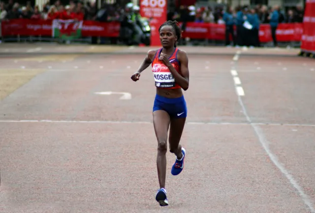 Brigid Kosgei wynikiem 2:14.04 ustanowiła rekord świata w maratonie