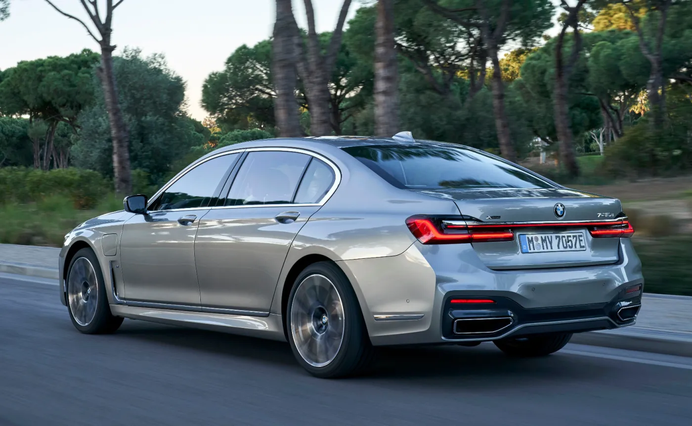 12676232-bmw-serii-7.jpg