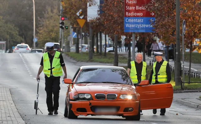 Wypadek na Bielanach. Sąd zdecydował o ARESZCIE dla kierowcy BMW, który zabił mężczyznę na pasach [WIDEO]