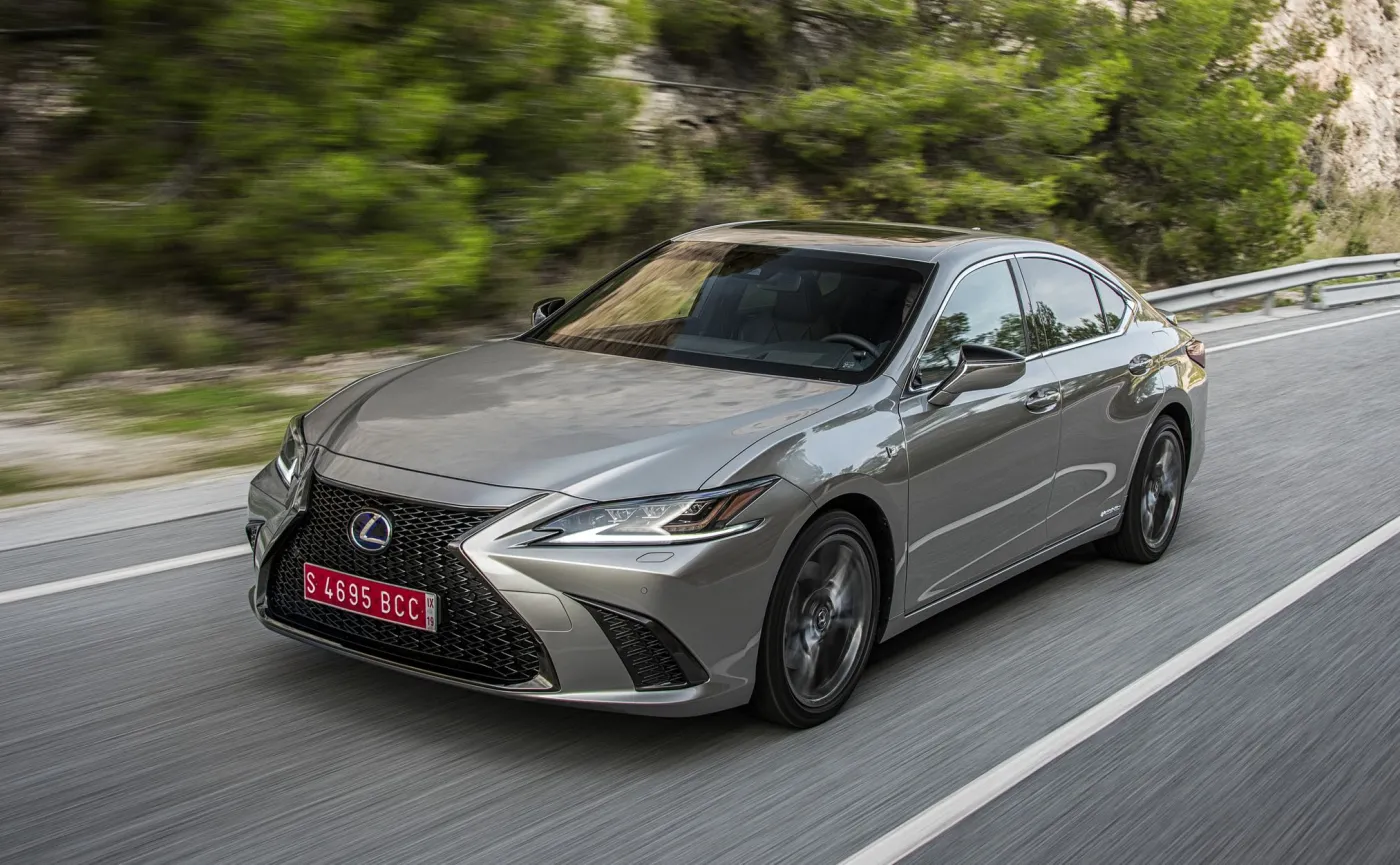 12705444-lexus-es-300h.jpg