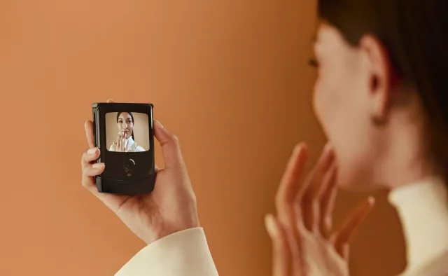 Kultowy smartfon powraca. Motorola RAZR zachwyca wyglądem, ale rozczarowuje podzespołami [ZDJĘCIA]