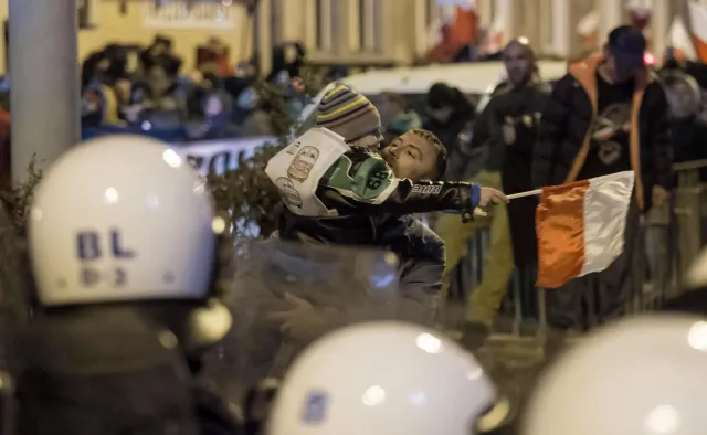 Zamieszki po marszu narodowców z dzieckiem na rękach. Rodzice usłyszeli zarzuty