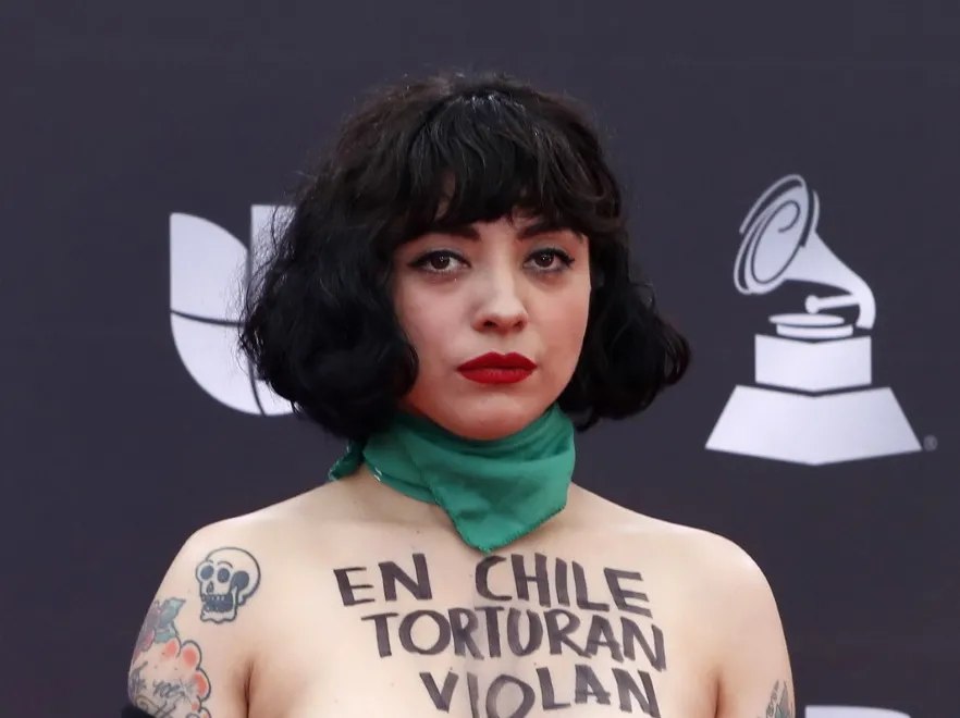 Odwaga czy skandal? Gwiazda obnażyła się na czerwonym dywanie, aby zaprotestować przeciw polityce w Chile. FOTO