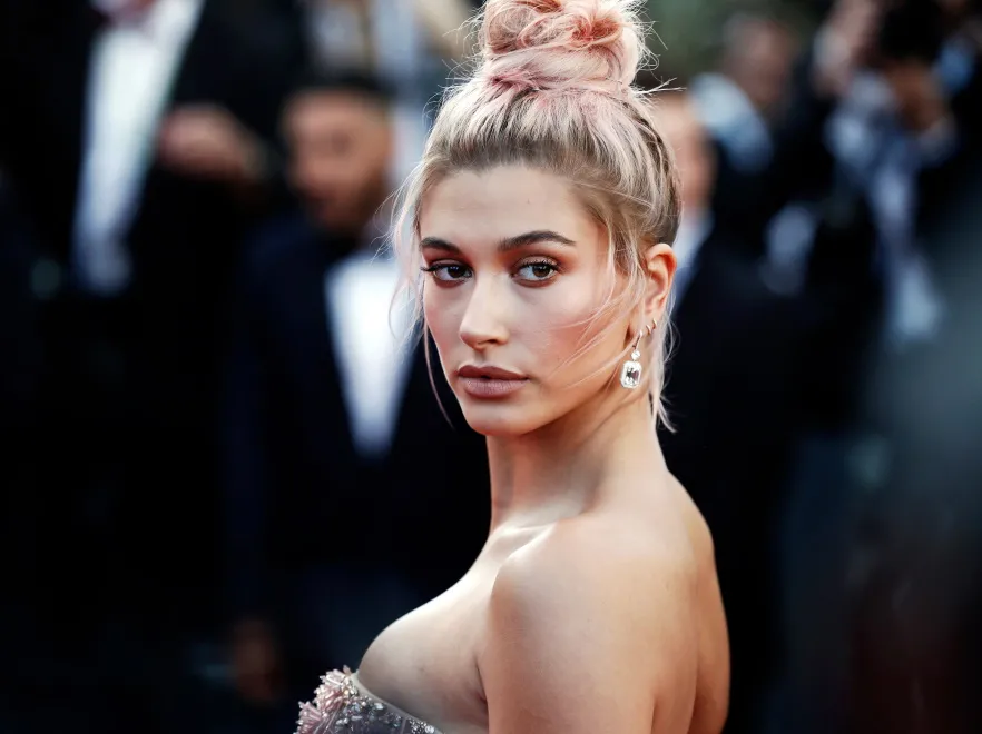 Na złodzieju czapka gore...? Hailey Bieber grozi "ciekawym" pozwem chirurgowi plastycznemu