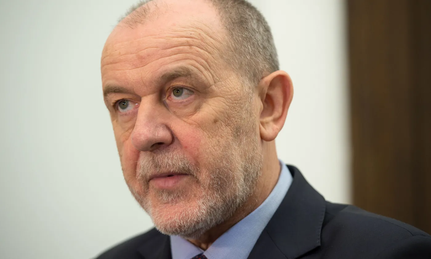 Zniszczone biuro poselskie PiS. Strzelano do okna z plakatem Dudy?