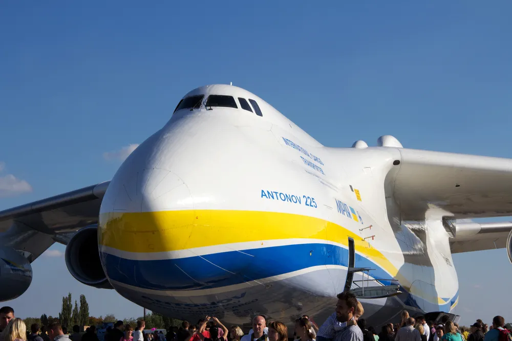 Usterka podwozia An-225 Mrija naprawiona. Samolot wyleciał z lotniska w Jasionce