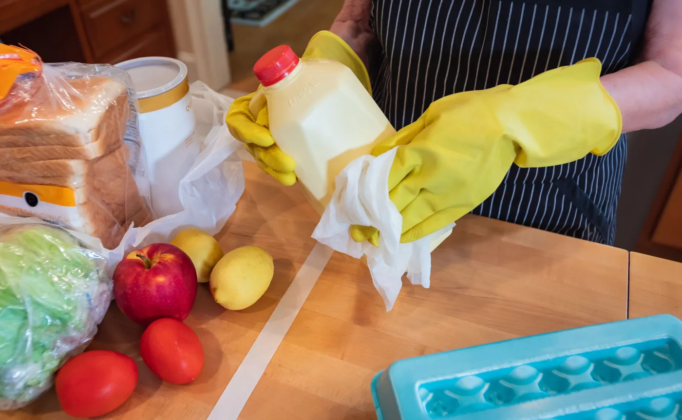 Czy powinniśmy myć zakupy po powrocie ze sklepu? By uniknąć zakażenia