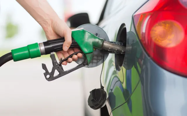 Paliwa nie uderzą nas po kieszeni. "Możemy dojść do 5 zł za litr benzyny, ale na krótko"
