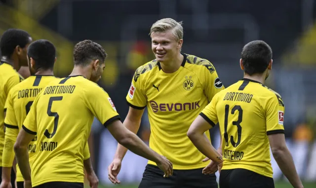 "Było dziwnie". Borussia wygrała derby z Schalke. Żółta kartka Piszczka