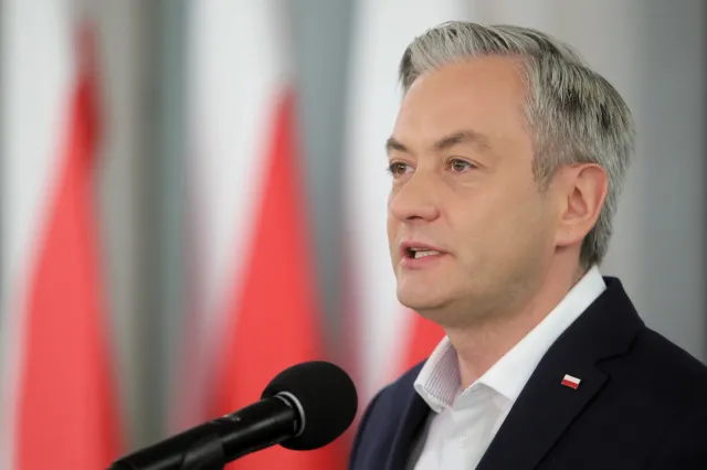 Biedroń wysłał Sasinowi fakturę za wybory. "Jeśli nie zapłaci w terminie, stanie przed Trybunałem Stanu"