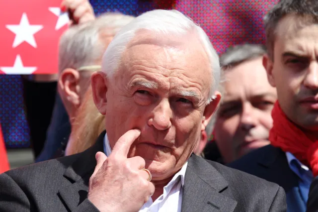 Kibole Legii chcieli spalić piłkarzowi mieszkanie. Do akcji wkroczył... Leszek Miller