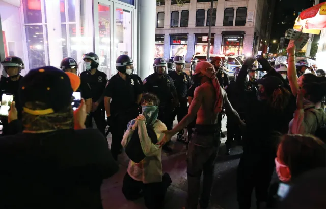 Amerykanie protestują po wydarzeniach w Minneapolis. Godziny policyjne w kolejnych miastach