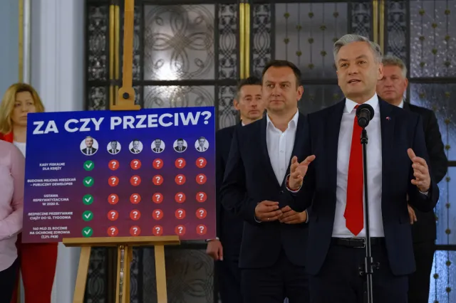 Opodatkowanie Kościoła. Biedroń do rywali w wyborach: Podpiszecie?