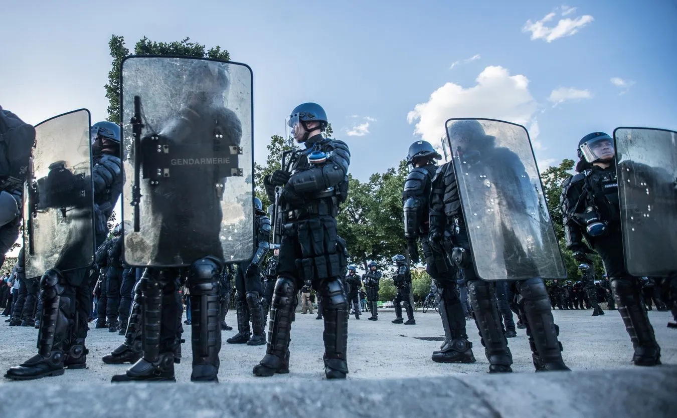 Francuska policja pod lupą prokuratury. "Żaden rasista nie może nosić munduru"