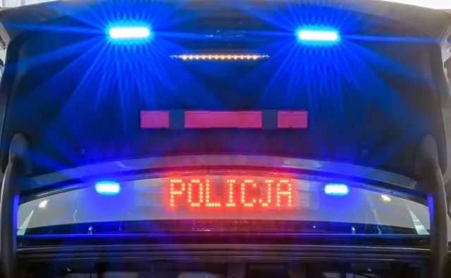 Mandat 500 zł za postój w czasie burzy. Jak uniknąć kary i przetrwać nawałnicę w samochodzie