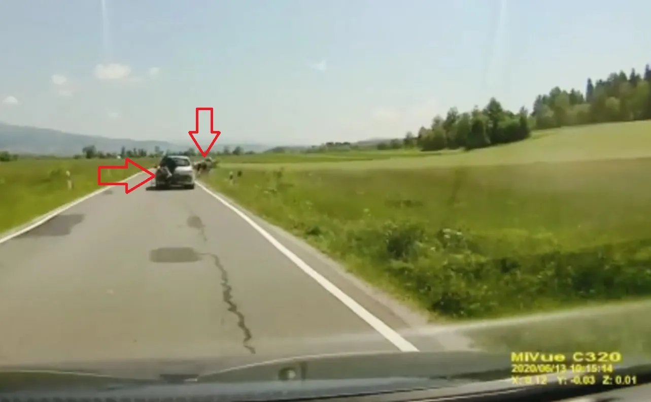 Samochodem staranował rowerzystów. Drastyczne nagranie z wypadku