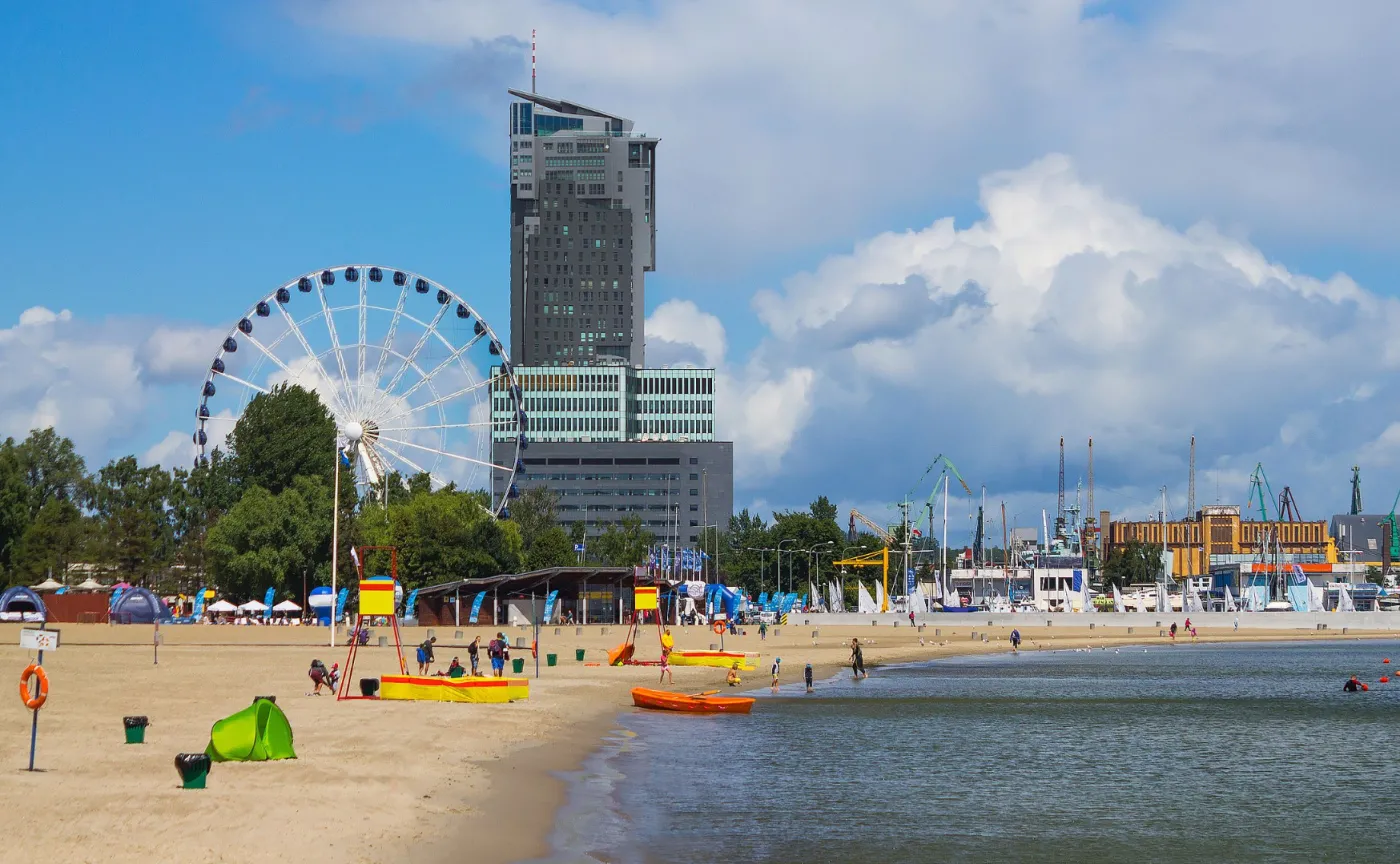 Początek sezonu kąpieliskowego. Nadmorskie plaże już z ratownikami [WIDEO]