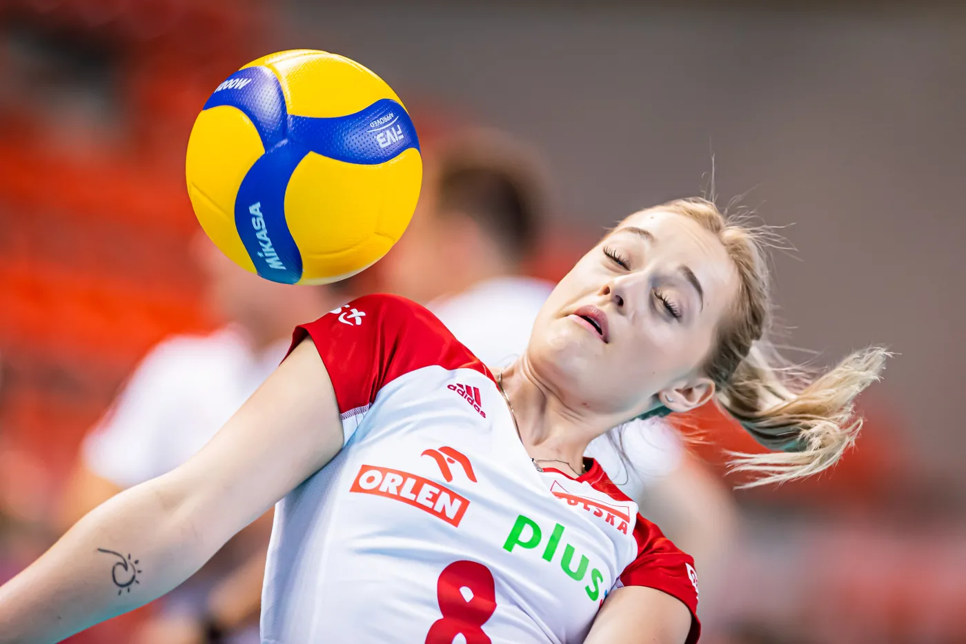 Maria Stenzel: Dziewczyny leją się jak na wojnie