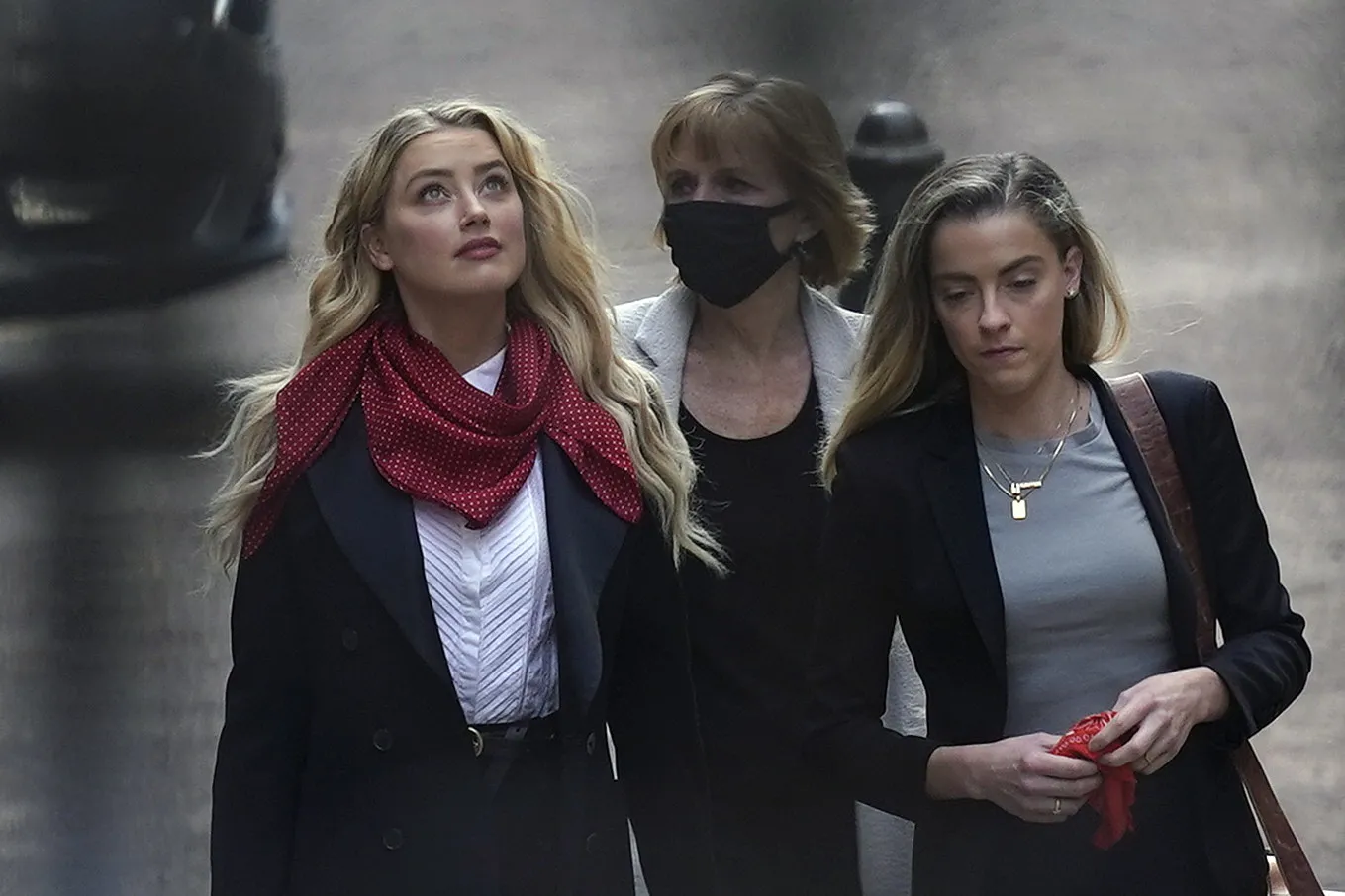 Wyluzowani, świetnie ubrani i uśmiechnięci: Amber Heard i Johnny Depp przed sądem w Londynie