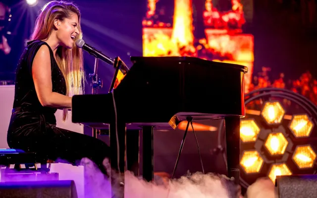 Ania Szarmach oraz David "Fingers" Haynes w nagraniu "Hope"