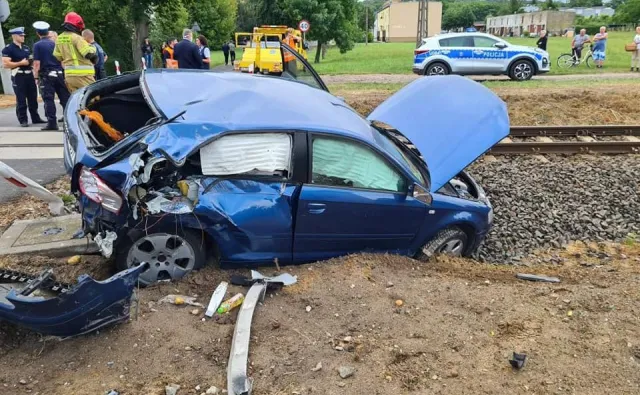 Wjechała audi pod szynobus. "Myślała, że maszynista ją przepuszcza"