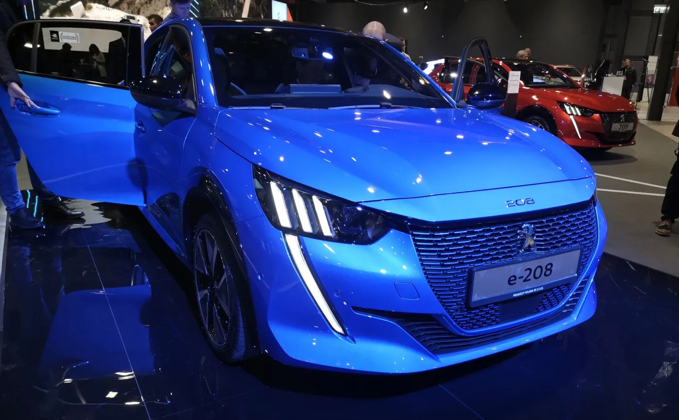 12768583-peugeot-e-208.jpg