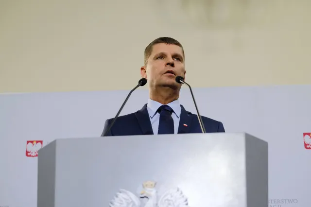 Piontkowski: Za warunki nauki w szkołach odpowiedzialne są samorządy [WYWIAD]
